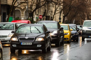 Şehrin şehir merkezinde trafik sıkışıklığında araba trafiği. Romanya 'nın başkenti Bükreş' te sabah ve akşam araba kirliliği, trafik sıkışıklığı
