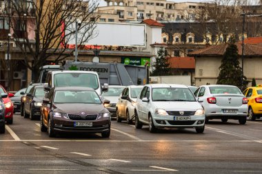 Şehrin şehir merkezinde trafik sıkışıklığında araba trafiği. Romanya 'nın başkenti Bükreş' te sabah ve akşam araba kirliliği, trafik sıkışıklığı