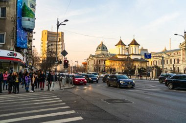 Şehrin şehir merkezinde trafik sıkışıklığında araba trafiği. Romanya 'nın başkenti Bükreş' te sabah ve akşam araba kirliliği, trafik sıkışıklığı