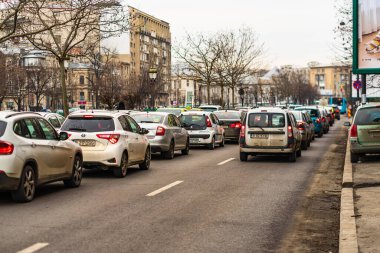 Şehrin şehir merkezinde trafik sıkışıklığında araba trafiği. Romanya 'nın başkenti Bükreş' te sabah ve akşam araba kirliliği, trafik sıkışıklığı
