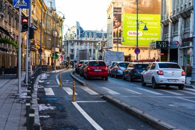 Şehrin şehir merkezinde trafik sıkışıklığında araba trafiği. Romanya 'nın başkenti Bükreş' te sabah ve akşam araba kirliliği, trafik sıkışıklığı