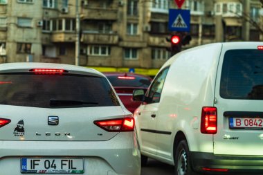 Şehrin şehir merkezinde trafik sıkışıklığında araba trafiği. Romanya 'nın başkenti Bükreş' te sabah ve akşam araba kirliliği, trafik sıkışıklığı