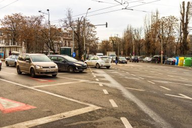 Şehrin şehir merkezinde trafik sıkışıklığında araba trafiği. Romanya 'nın başkenti Bükreş' te sabah ve akşam araba kirliliği, trafik sıkışıklığı