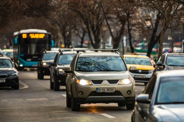 Şehrin şehir merkezinde trafik sıkışıklığında araba trafiği. Romanya 'nın başkenti Bükreş' te sabah ve akşam araba kirliliği, trafik sıkışıklığı