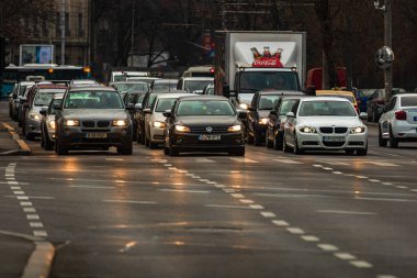 Şehrin şehir merkezinde trafik sıkışıklığında araba trafiği. Romanya 'nın başkenti Bükreş' te sabah ve akşam araba kirliliği, trafik sıkışıklığı
