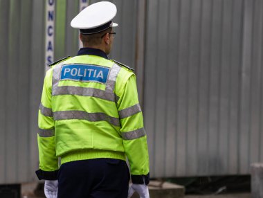 Tanımlanamayan yerel polis ajanı. Romanya 'nın Bükreş kentinde trafiği yöneten Rumen polis memuru ve trafik polisi (Politia Rutiera) 2020