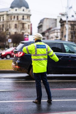 Tanımlanamayan yerel polis ajanı. Romanya 'nın Bükreş kentinde trafiği yöneten Rumen polis memuru ve trafik polisi (Politia Rutiera) 2020