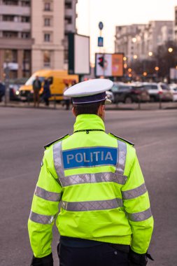 Tanımlanamayan yerel polis ajanı. Romanya 'nın Bükreş kentinde trafiği yöneten Rumen polis memuru ve trafik polisi (Politia Rutiera) 2020