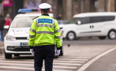 Tanımlanamayan yerel polis ajanı. Romanya 'nın Bükreş kentinde trafiği yöneten Rumen polis memuru ve trafik polisi (Politia Rutiera) 2020