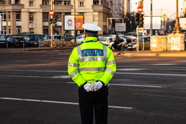 Tanımlanamayan yerel polis ajanı. Romanya 'nın Bükreş kentinde trafiği yöneten Rumen polis memuru ve trafik polisi (Politia Rutiera) 2020