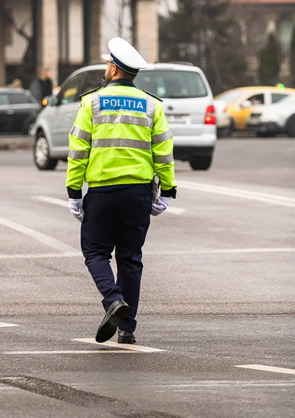 Tanımlanamayan Yerel Polis Ajanı Romanya Nın Bükreş Kentinde Trafiği Yöneten — Stok fotoğraf