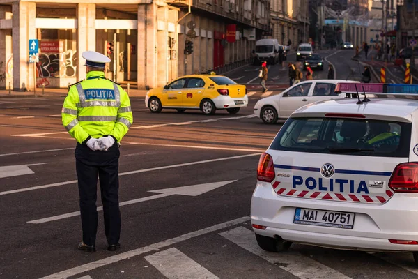 Onherkenbare Lokale Politieagent Roemeense Politieman Verkeersagent Politia Rutiera Leidt Verkeer — Stockfoto