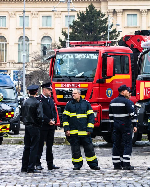Румынские Пожарные Pompierii Припаркованные Перед Министерством Внутренних Дел Бухаресте Румыния — стоковое фото
