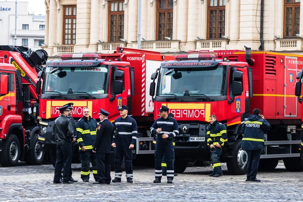 Румынские Пожарные Pompierii Припаркованные Перед Министерством Внутренних Дел Бухаресте Румыния — стоковое фото