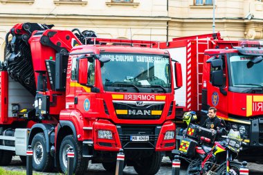 Romanya 'nın Bükreş kentindeki İçişleri Bakanlığı (İçişleri Bakanlığı) önünde park etmiş motorsikletli acil durum itfaiyecileri (Pompierii). Motosiklette SMURD acil servisi