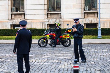 Romanya 'nın Bükreş kentindeki İçişleri Bakanlığı (İçişleri Bakanlığı) önünde park etmiş motorsikletli acil durum itfaiyecileri (Pompierii). Motosiklette SMURD acil servisi