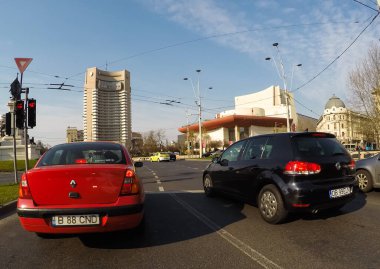 Coronavirüs salgınının yol açtığı değişimler ve komplikasyonlar kalabalığın olmadığı bir dünya, virüs sokakları boşaltıyor. Bükreş, Romanya, 2020 'de trafik sıkışıklığı, kirlilik yok, sokaklar bomboş.