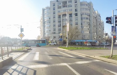 Coronavirüs salgınının yol açtığı değişimler ve komplikasyonlar kalabalığın olmadığı bir dünya, virüs sokakları boşaltıyor. Bükreş, Romanya, 2020 'de trafik sıkışıklığı, kirlilik yok, sokaklar bomboş.