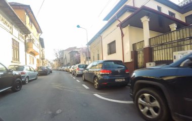 Coronavirüs salgınının yol açtığı değişimler ve komplikasyonlar kalabalığın olmadığı bir dünya, virüs sokakları boşaltıyor. Bükreş, Romanya, 2020 'de trafik sıkışıklığı, kirlilik yok, sokaklar bomboş.