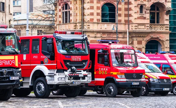 Rumænske Brandmænd Pompierii Parkeret Foran Indenrigsministeriet Bukarest Rumænien 2020 Coronavirus - Stock-foto
