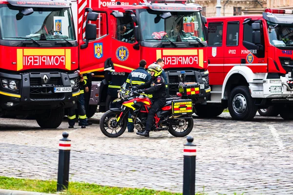 Bomberos Rumanos Emergencia Contra Incendios Pompierii Moto Estacionados Frente Ministerio — Foto de Stock