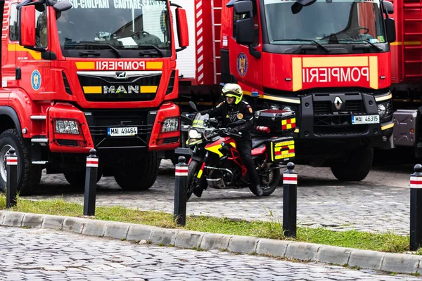 Bomberos Rumanos Emergencia Contra Incendios Pompierii Moto Estacionados Frente Ministerio — Foto de Stock