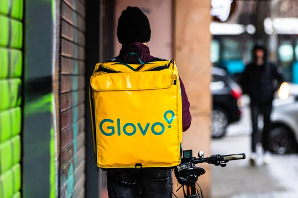 Bisikletli bir Glovo yemek kuryesi. Restoranlar kapalı ve Romanya 'nın Bükreş kentindeki Coronavirus COVID-19 salgını nedeniyle acil durum döneminde sadece teslimatlara izin veriliyor.