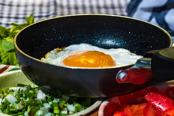 Close Fried Egg Small Frying Pan Isolated Rustic Composition — Stock Photo, Image