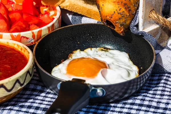 Gros Plan Œuf Frit Dans Une Petite Poêle Isolée Dans — Photo