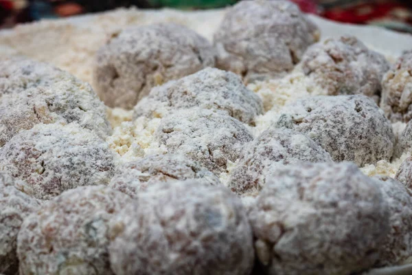 Kızartmaya hazır un kaplı çiğ köfteler..