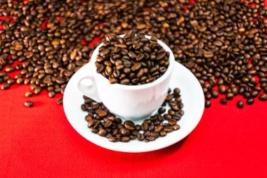 Kahve fincanı, kızarmış fasulye ve kahve çekirdekleri. Üst manzara, kahve konsepti.