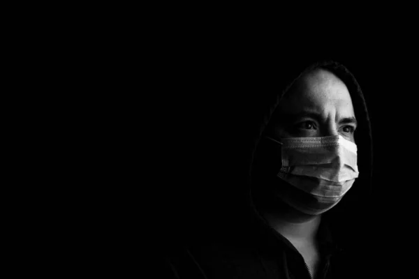 Zdjęcie Chorego Młodzieńca Medyczną Maską Ochronną Twarzy Ilustruje Pandemię Koronawirusa — Zdjęcie stockowe