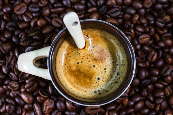 赤を基調とした焙煎コーヒー豆とコーヒーカップ コーヒーコンセプト クローズアップコーヒー写真 — ストック写真