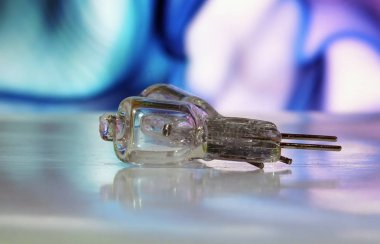 Küçük halojen ampul