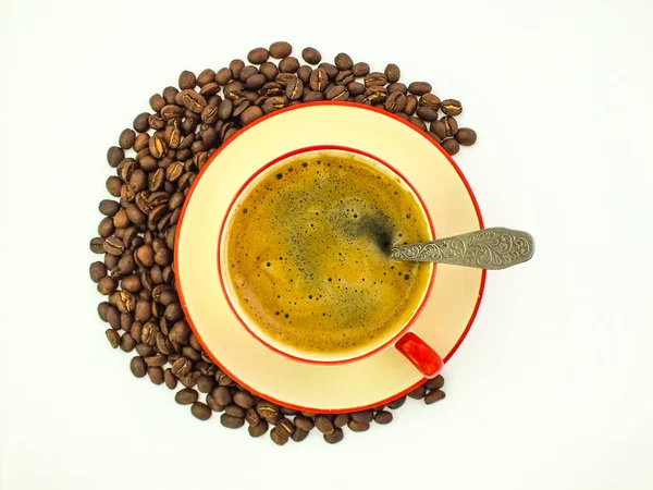 bir fincan kahve ve kahve çekirdekleri