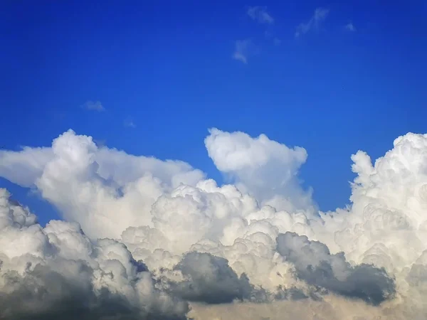 Gökteki fırtınalı bulutlar