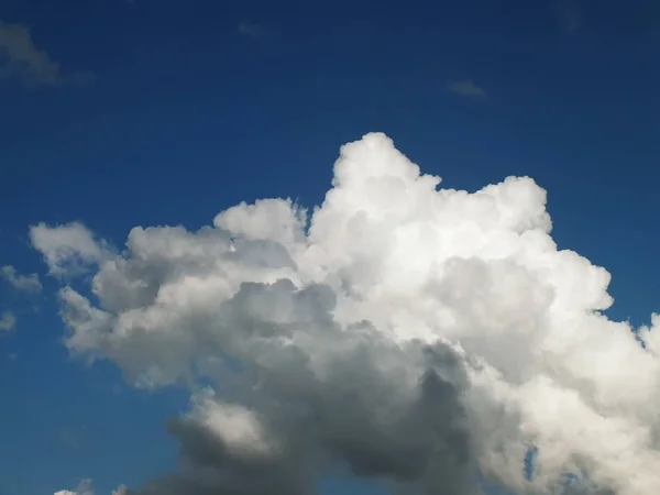 Gökteki fırtınalı bulutlar