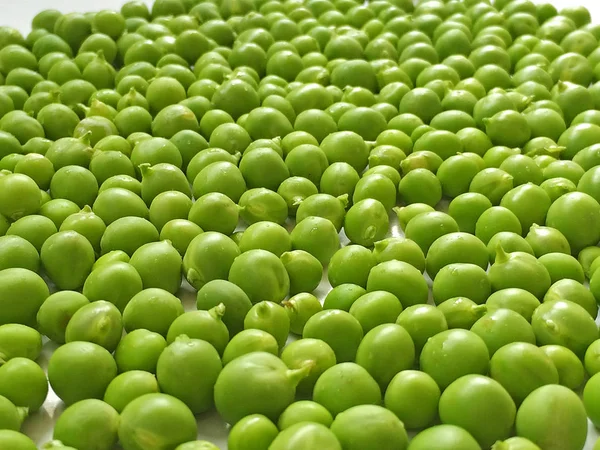 Yeşil bezelye taneleri