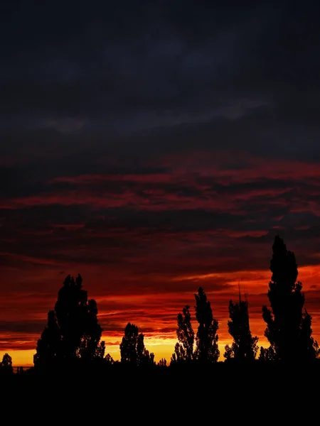 Ярко-красный закат — стоковое фото