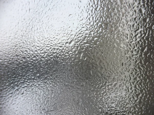 Bardaktaki su damlacıkları