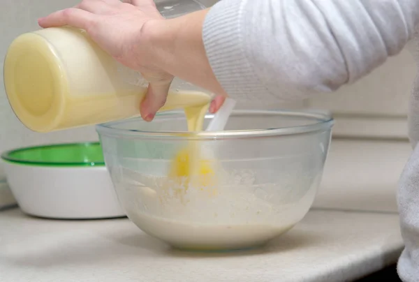Confectioner Individual Entrepreneur Prepares Home Dough Baking Rolls Close Subsequent — Stock Photo, Image