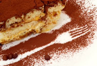 Pasta tiramisu çatalım tabakta bir görüntü ile çikolata serpilir