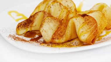 karamel ile kaplı bir plaka üzerinde şanslı kurabiye