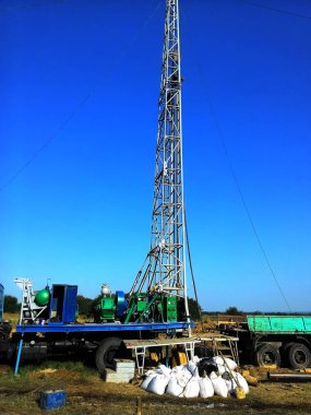 Su ayıklamak ve bir nüfus ile sağlamak için bir kuyu sondaj