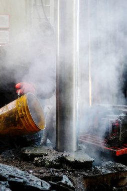 Frost petrol üretimi için filtre sütun kökenli. Sizi rahatsız ettiğim önlemek için sıcak su ile sütun boşaltma.