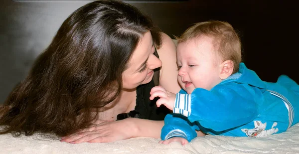 küçük bebek gülümseyen ve oyun oynarken mutlu kadın