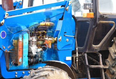 Traktör motorun vücuda görünümüdür. Aygıt ve traktör motor montajı kavramı