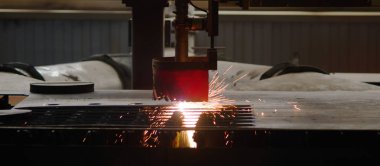 Plazma kesme makinesi metal parlak çıkış ile çalışma sürecinde kıvılcım