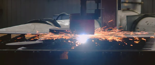 Plasma Cutting Machine Metal Process Work Departing Bright Sparks — Stock Photo, Image