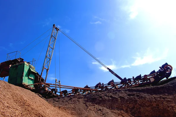 eski kova Ekskavatör enine damlama, bir taş ocağı gelişimi ve kil çıkarımı yapar